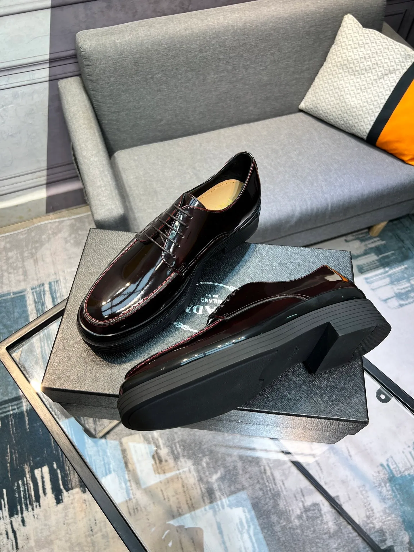 Men's clothing and shoes 💰860 Prada/Prada's new glossy leather loafers are made of open-edge beaded uppers imported from Italy, slip-on loafers style, large piece splicing design, durable and non-deforming, heavy-duty construction, exquisite mark stitching, same material ribbon decoration, blending classic and modern styles, lining with dyed calfskin, standard PRADA logo cowhide feet, original ultra-light matte texture and embossed leather outsole, light and not tired, excellent shock absorption effect, full foot comfort! Size: 39-44 (customized at 38.45)
